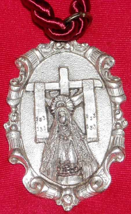 Medallón de la Hermandad de la Virgen de la Soledad